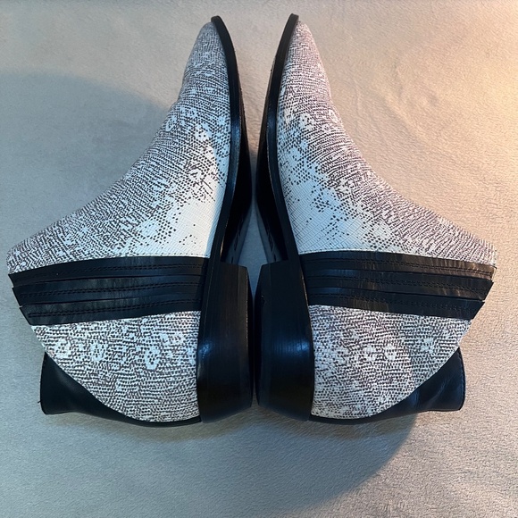 L.A.M.B. Women's Mayor Lizard Print White Pointy Toe Ankle Booties Shoes Sz 10 - Picture 13 of 16